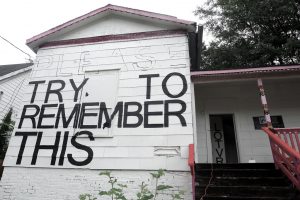 fachada con texto "try to remember this"