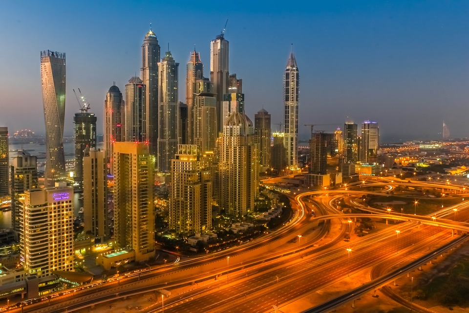 imagen nocturna de Dubái